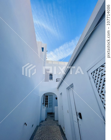White house, typical architecture of the cubist city of Olhao. Portugal 107714086
