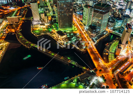 （神奈川縣）從地標塔俯瞰橫濱港未來 107714125