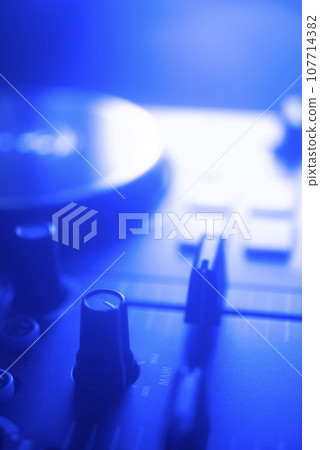 DJ mixing desk turntable DJ mixing desk turntable 107714382