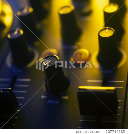 DJ mixing desk turntable DJ mixing desk turntable 107714385