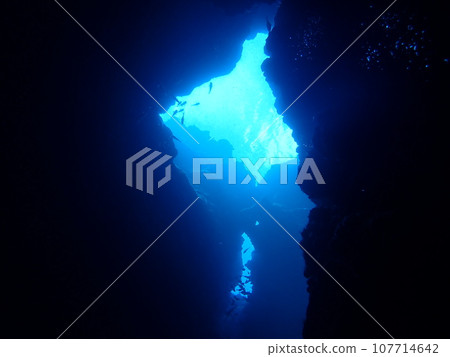 Beautiful water surface and blue light seen from an underwater cave in Miyakojima, Okinawa (cross hole) Beautiful water surface and blue light seen from an underwater cave in Miyakojima, Okinawa (cross hole) 107714642