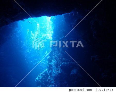 Beautiful blue light and rocky bubbles seen from an underwater cave in Miyakojima, Okinawa 107714643
