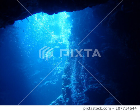 Beautiful blue light and rocky bubbles seen from an underwater cave in Miyakojima, Okinawa Beautiful blue light and rocky bubbles seen from an underwater cave in Miyakojima, Okinawa 107714644