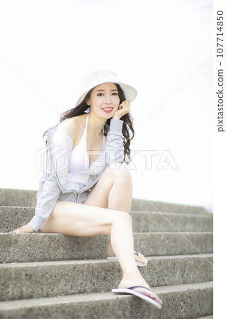 穿著白色比基尼的美麗夫人 107714850