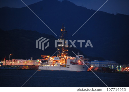 Night view of the deep-earth exploration vessel "Chikyu" moored at Okitsu Pier in Shimizu Port (Shimizu Ward, Shizuoka City) Night view of the deep-earth exploration vessel "Chikyu" moored at Okitsu Pier in Shimizu Port (Shimizu Ward, Shizuoka City) 107714953