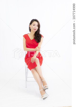 美麗的女人,穿著一件衣服 美麗的女人,穿著一件衣服 107714990