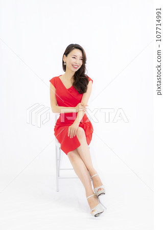 美麗的女人，穿著一件衣服 107714991
