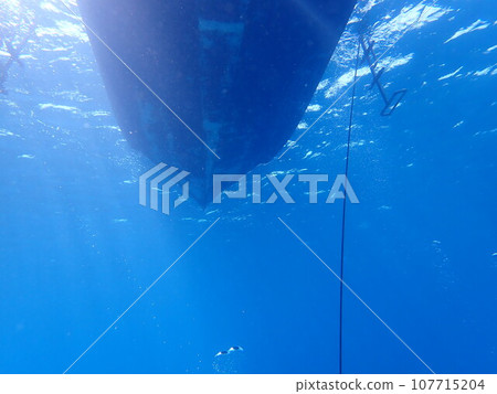 The bottom of a boat seen from the beautiful blue sea 107715204
