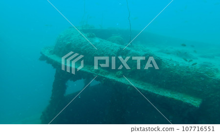 The upper part of the ship sunk in the emerald green sea (Sunken Irabu) 107716551