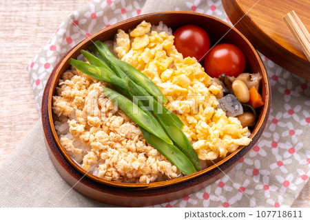 三色鮭魚碎便當 107718611