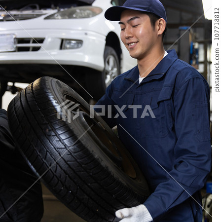 機械師檢查汽車 107718812
