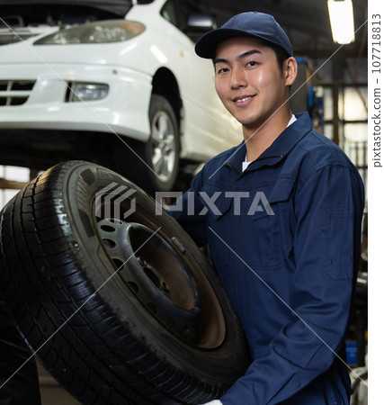 機械師檢查汽車 107718813