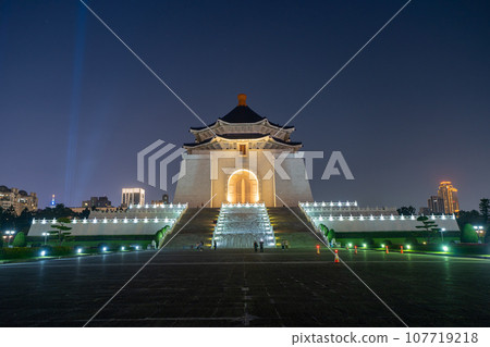 從台灣台北自由廣場看中正紀念堂圖書館的夜景 107719218