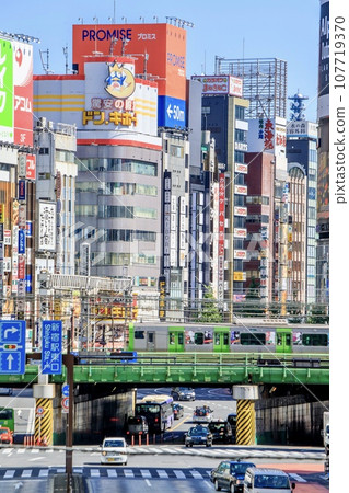 Shinjuku Dai Guard and Kabukicho buildings seen from Nishi-Shinjuku 107719370