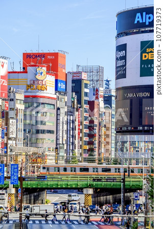 從西新宿看到的新宿大守衛和歌舞伎町建築 從西新宿看到的新宿大守衛和歌舞伎町建築 107719373