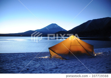 Spectacular view of Mt. Fuji on a sunny day Solo camping in the snow Spectacular view of Mt. Fuji on a sunny day Solo camping in the snow 107719388
