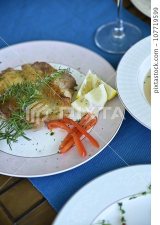 在陽台上吃午飯 107719599