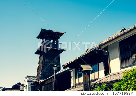 小江戶川越 鐘聲明媚的街道和晴朗的天空 a-4 強調暖色和冷色 107719887