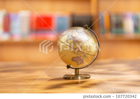 背景為書架的地球儀的全球圖像 背景為書架的地球儀的全球圖像 107720342