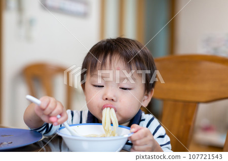 Meals for infants who eat alone: baby food Meals for infants who eat alone: baby food 107721543