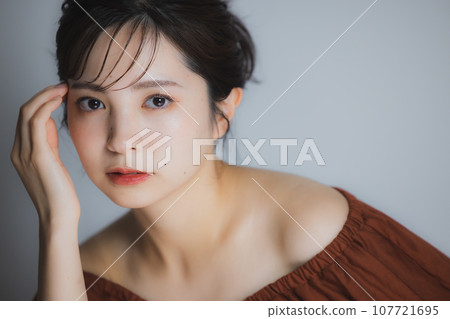 棕色露肩女 棕色露肩女 107721695