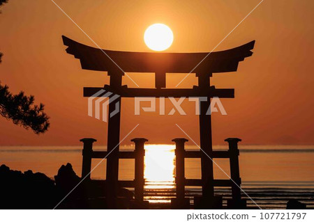 [Ishikawa Prefecture] Morning sun climbing on the torii gate “Koiji Coast” 107721797