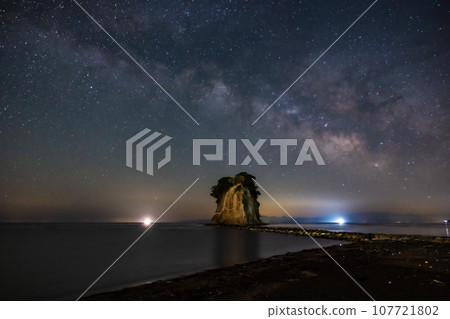 [Ishikawa Prefecture] Mitsuke Island and the Milky Way in spring 107721802