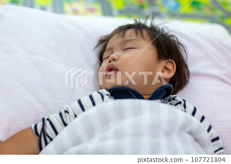 熟睡的嬰兒： 男孩正在午睡 107721804