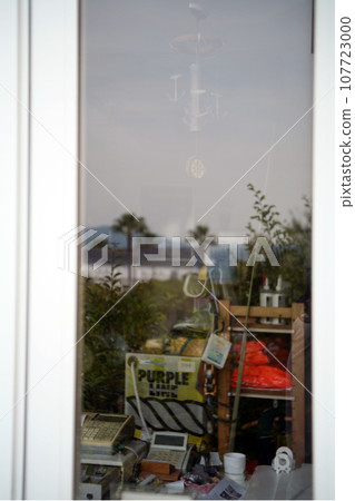 Seaside shop window glass Seaside shop window glass 107723000