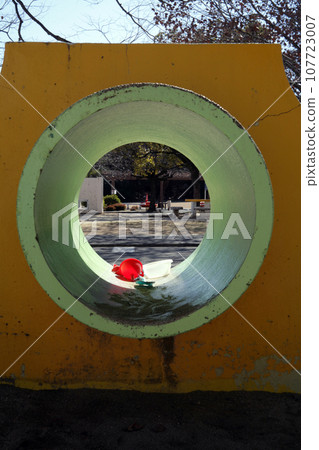 公園裡的黏土管遊樂設施 公園裡的黏土管遊樂設施 107723007