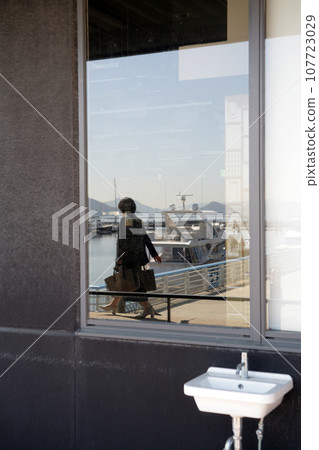 Marina restaurant window glass 107723029