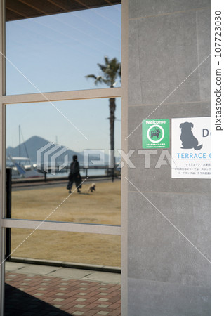 Marina restaurant window glass 107723030