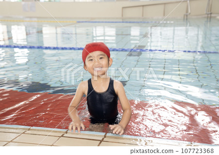 女孩進入泳池微笑 女孩進入泳池微笑 107723368
