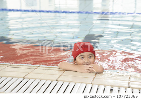 女孩進入泳池微笑 女孩進入泳池微笑 107723369