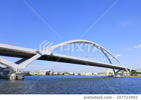 大阪府岸和田市的岸和田大橋在藍天的襯托下熠熠生輝 大阪府岸和田市的岸和田大橋在藍天的襯托下熠熠生輝 107723492