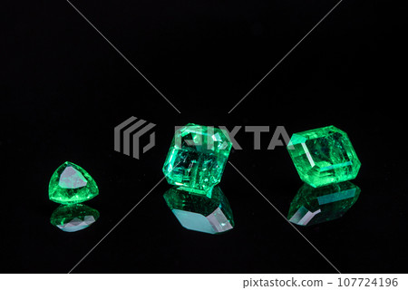 Green Natural Emerald Gemstone Green Natural Emerald Gemstone 107724196