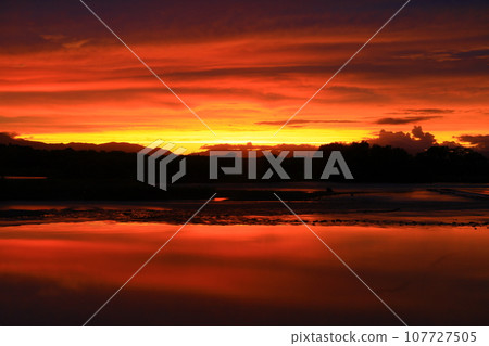 被夕陽染紅的北上川 被夕陽染紅的北上川 107727505