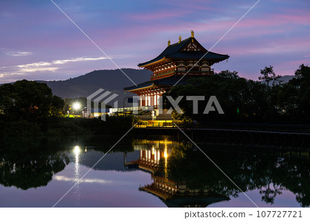 奈良平城京古都大極殿等待黎明。茜草雲出現,天空變得更加明亮。凌晨5點25分 奈良平城京古都大極殿等待黎明。茜草雲出現,天空變得更加明亮。凌晨5點25分 107727721