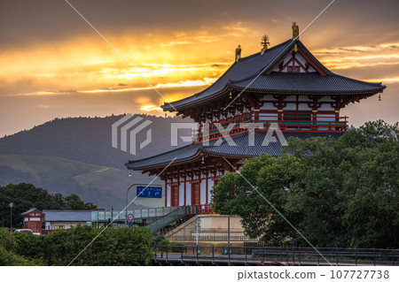 奈良平城京古都大極殿等待黎明。天空泛起金黃色，視野變得更加明亮。早上6點16分 107727738