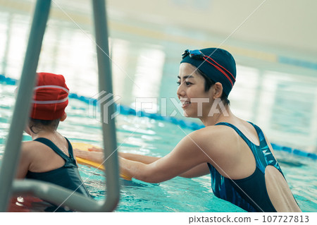 Swimming coach and 4 year old child Swimming coach and 4 year old child 107727813