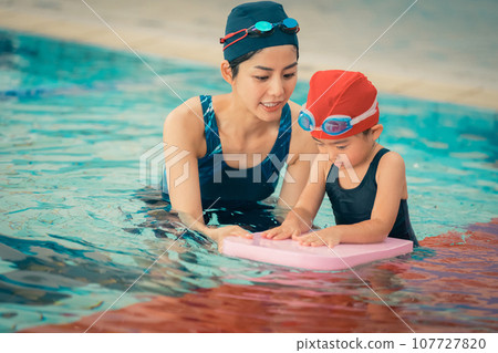 Swimming coach and 4 year old child Swimming coach and 4 year old child 107727820