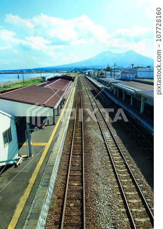 Spectacular view of Uchiura Bay from the platform… Hakodate Main Line [Mori Station] famous for “squid rice” 107728160