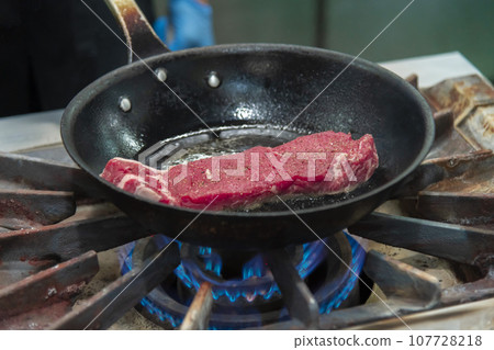 在煎鍋裡烤美味牛肉的場景 107728218