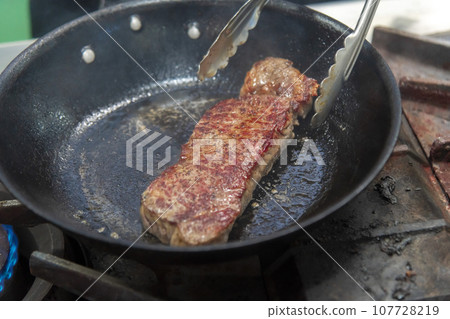 在煎鍋裡烤美味牛肉的場景 107728219
