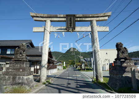 滋賀郡東近江市大脅町參道入口處的太郎房阿賀神社鳥居 107728509