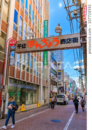 千住本町商店街位於東京都足立區北千住站西口 千住本町商店街位於東京都足立區北千住站西口 107728591