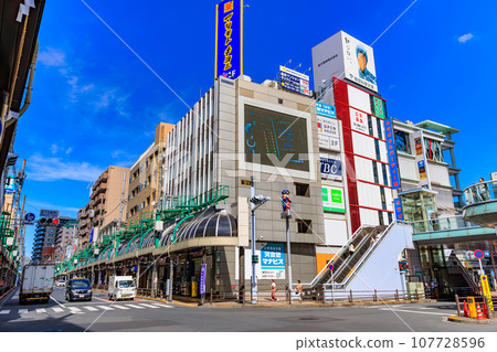 東京都足立區北千住站西口的街景 東京都足立區北千住站西口的街景 107728596