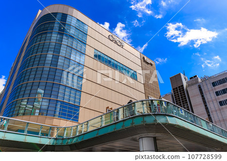 東京都足立區北千住站西口的街景 東京都足立區北千住站西口的街景 107728599