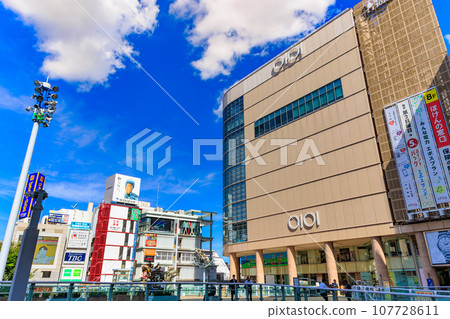 東京都足立區北千住站西口的街景 東京都足立區北千住站西口的街景 107728611