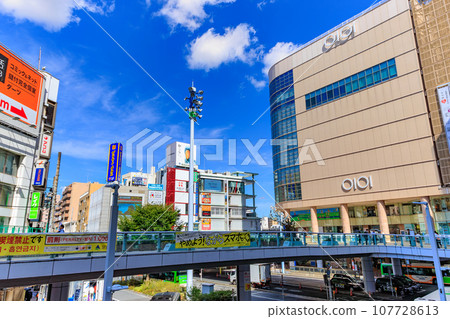 東京都足立區北千住站西口的街景 東京都足立區北千住站西口的街景 107728613